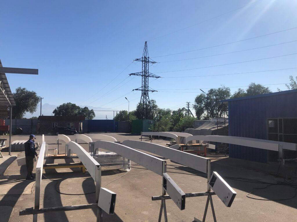 Изготовление декоративных металлических колонн для будущего культурного центра, бывший кинотеатр Целинный